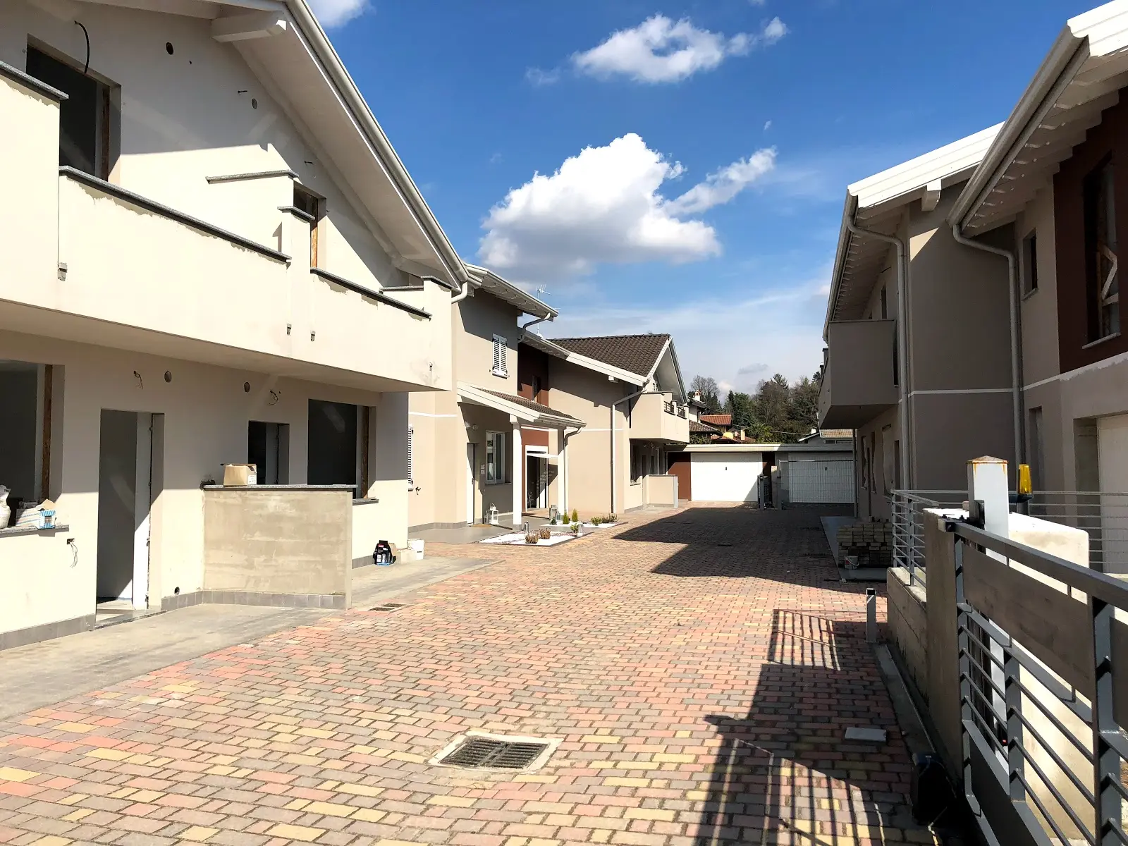 Cortile residenziale completato con pavimentazione autobloccante