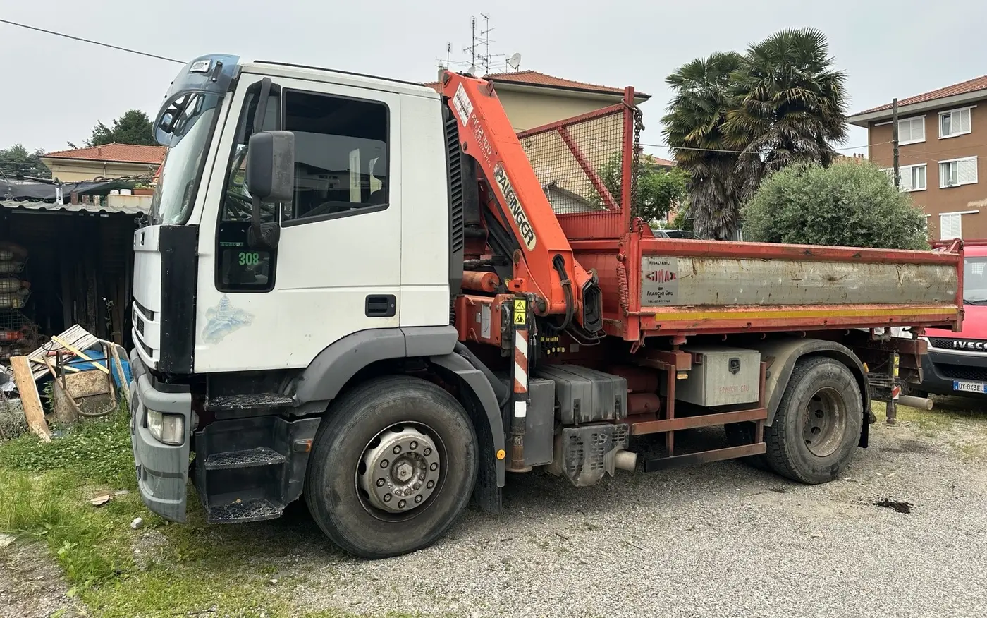 Autocarro Iveco ribaltabile con gru Palfinger